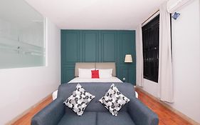 RedDoorz Premium near RS Pondok Indah La Maison